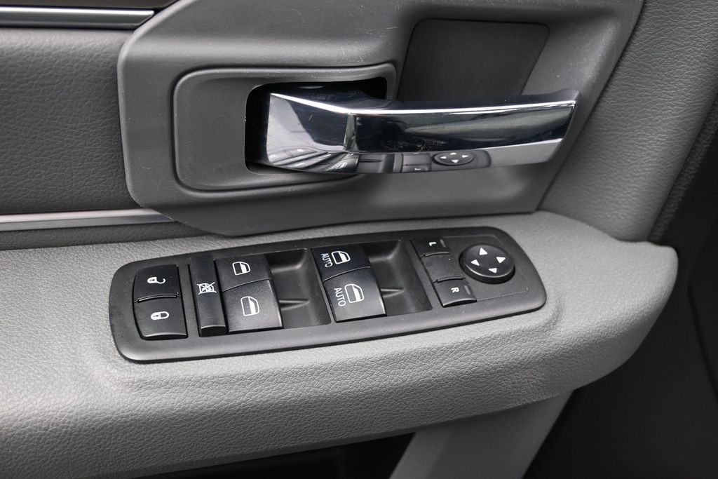 Ram 2500 Vehicle Full-screen Gallery Image 14