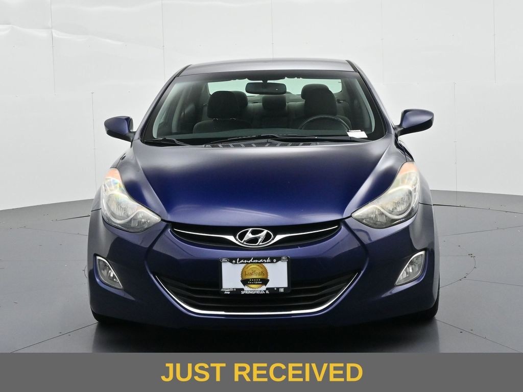 Hyundai Elantra Vehicle Full-screen Gallery Image 3