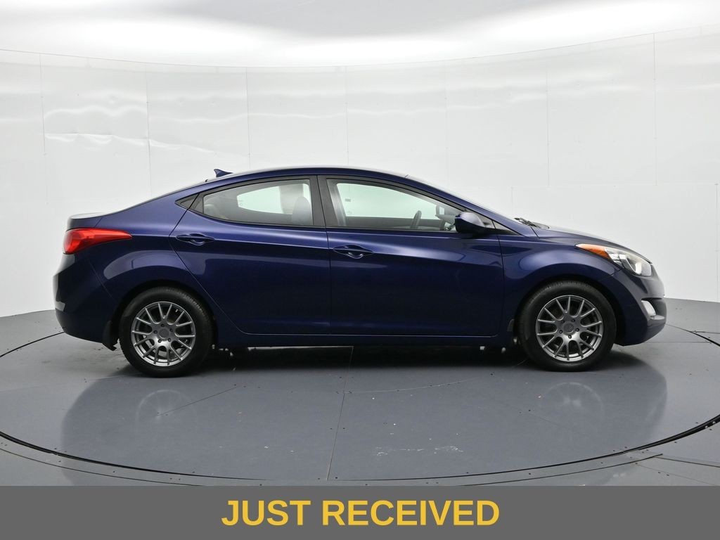 Hyundai Elantra Vehicle Full-screen Gallery Image 5