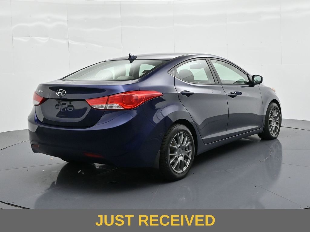 Hyundai Elantra Vehicle Full-screen Gallery Image 6