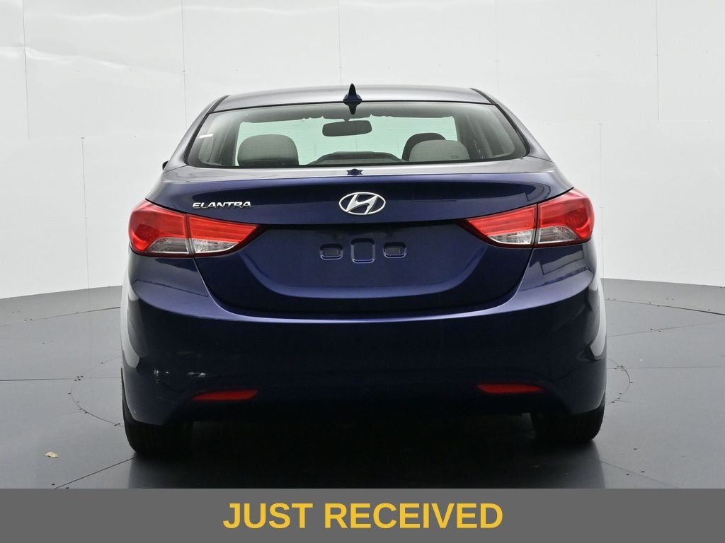 Hyundai Elantra Vehicle Full-screen Gallery Image 7