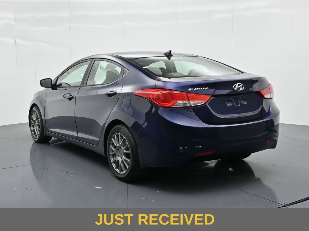 Hyundai Elantra Vehicle Full-screen Gallery Image 8