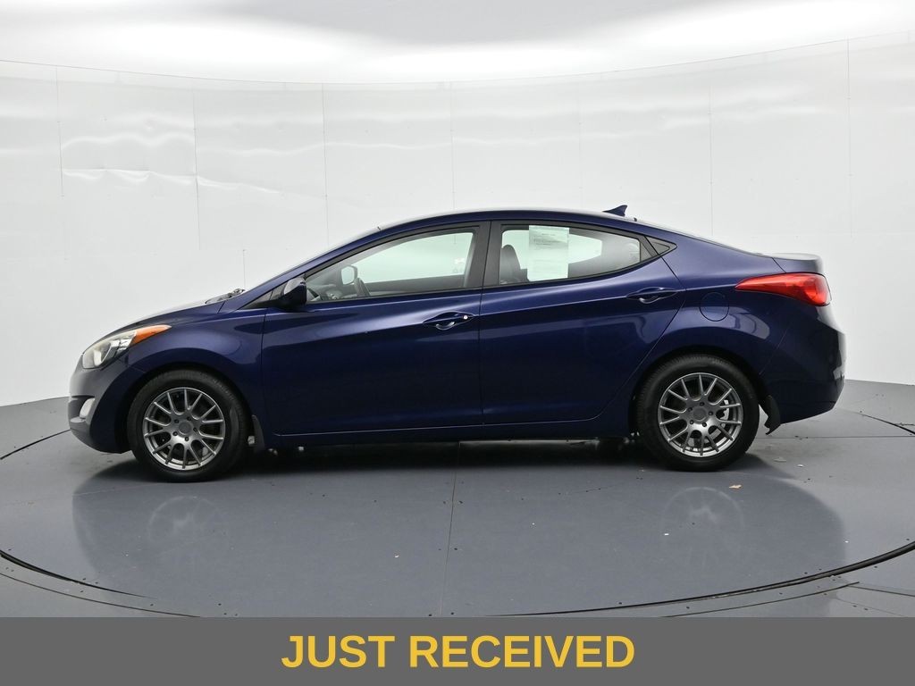 Hyundai Elantra Vehicle Full-screen Gallery Image 9