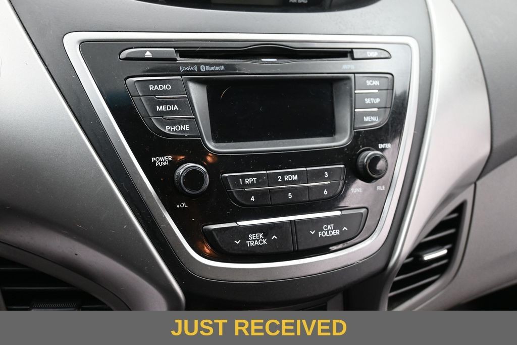 Hyundai Elantra Vehicle Full-screen Gallery Image 10