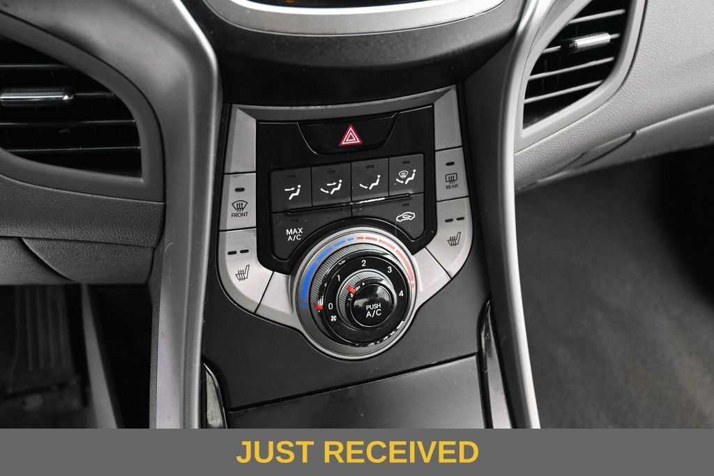 Hyundai Elantra Vehicle Full-screen Gallery Image 11