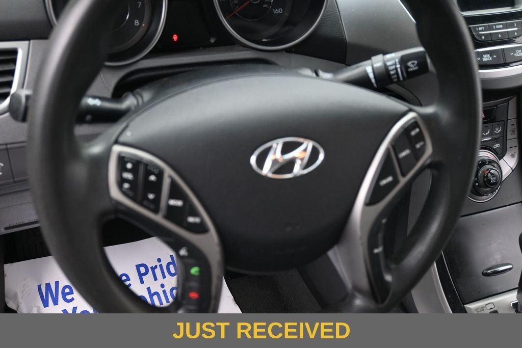 Hyundai Elantra Vehicle Full-screen Gallery Image 12