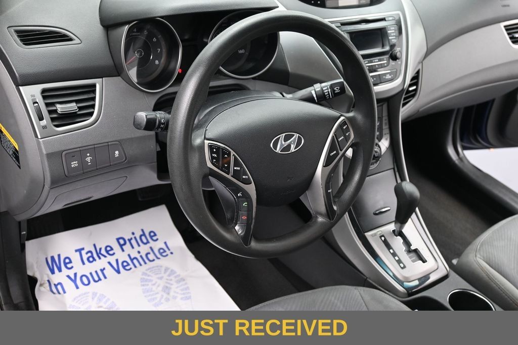 Hyundai Elantra Vehicle Full-screen Gallery Image 13