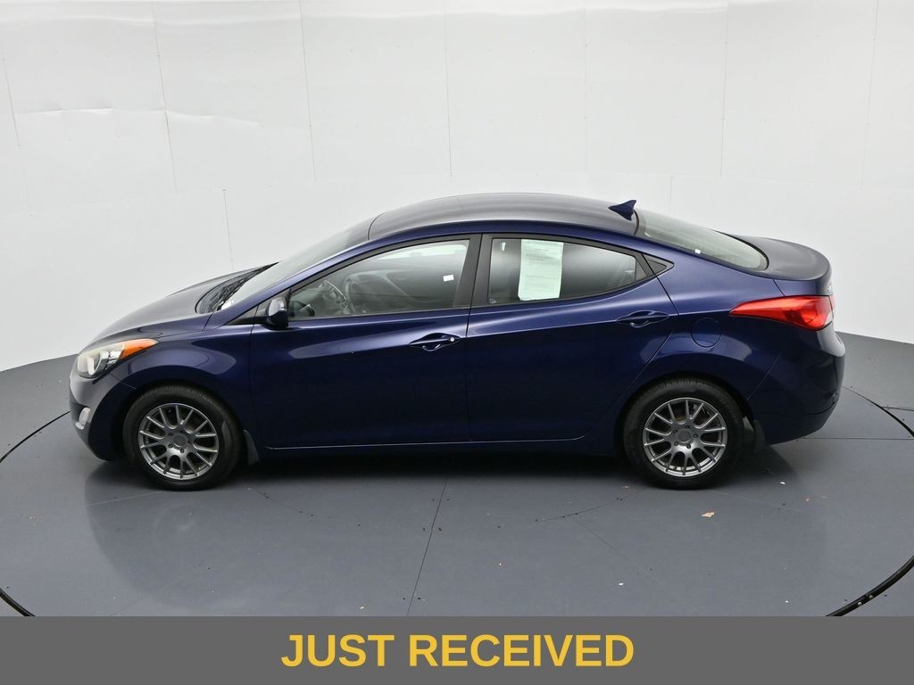 Hyundai Elantra Vehicle Full-screen Gallery Image 17