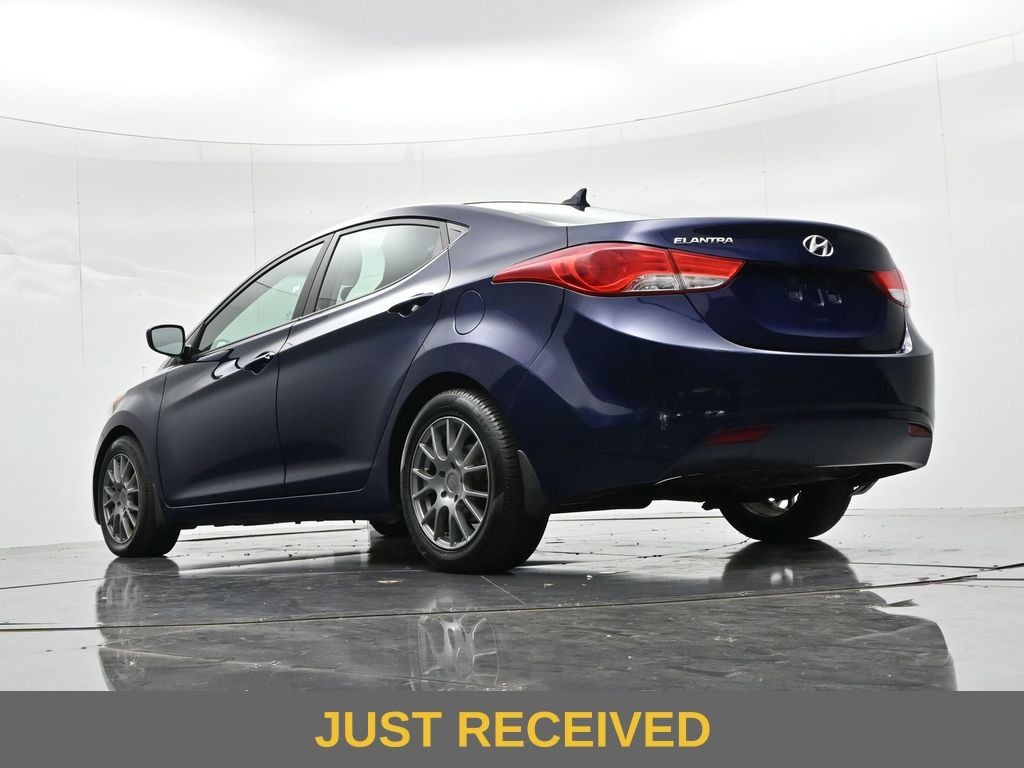 Hyundai Elantra Vehicle Full-screen Gallery Image 18
