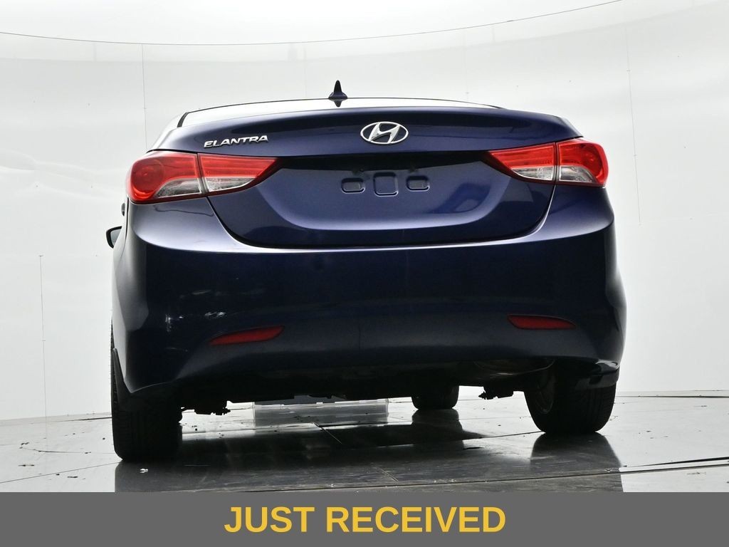 Hyundai Elantra Vehicle Full-screen Gallery Image 19