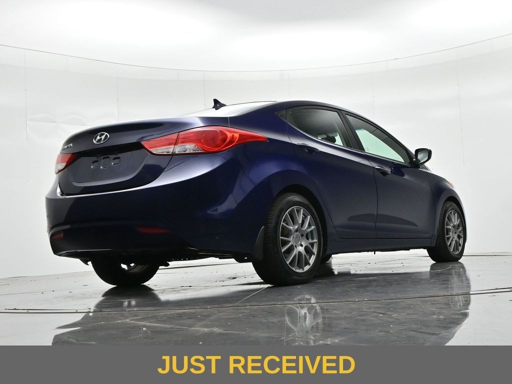 Hyundai Elantra Vehicle Full-screen Gallery Image 20