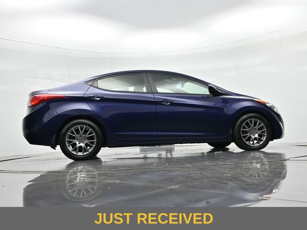 Hyundai Elantra Vehicle Full-screen Gallery Image 21