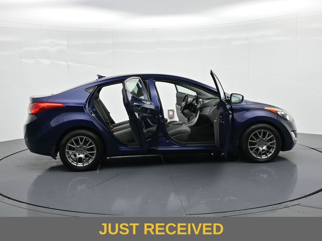 Hyundai Elantra Vehicle Full-screen Gallery Image 22