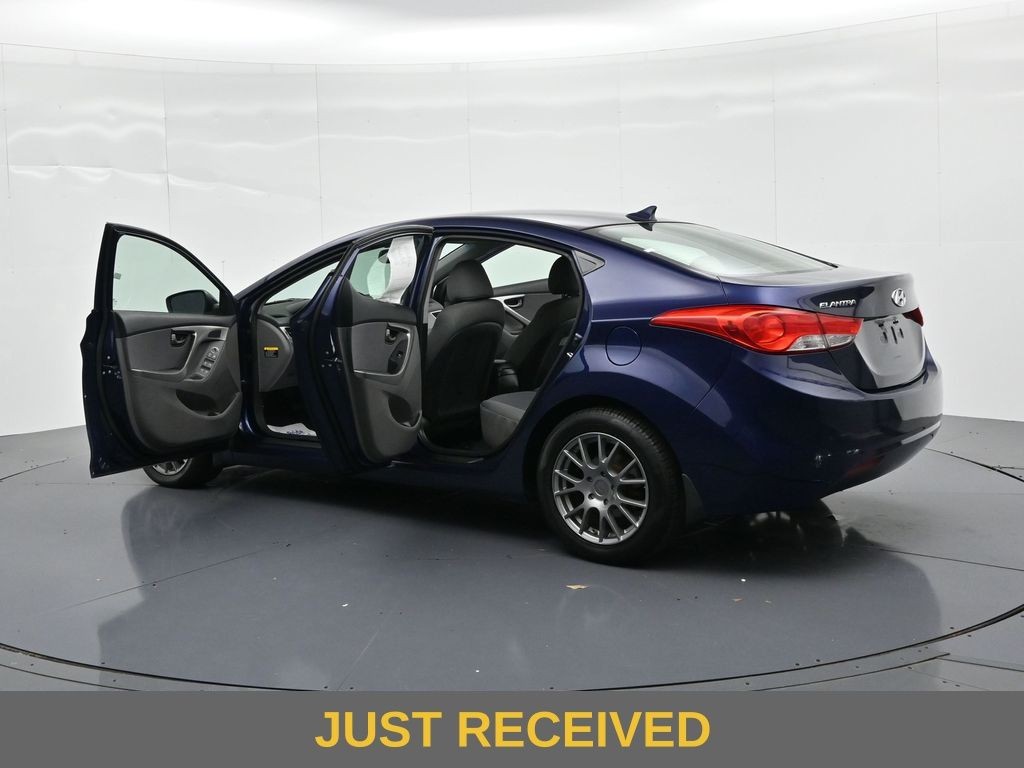 Hyundai Elantra Vehicle Full-screen Gallery Image 23