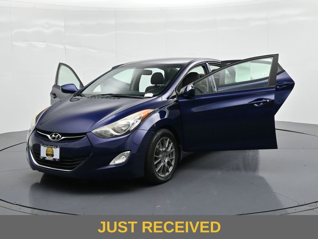 Hyundai Elantra Vehicle Full-screen Gallery Image 24