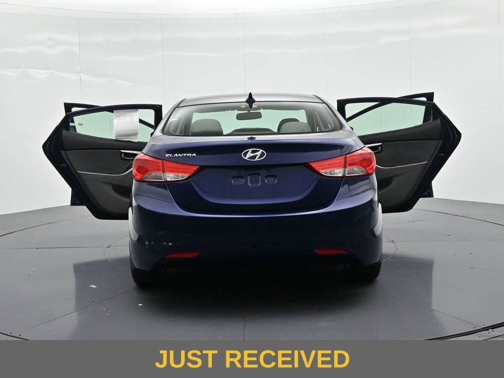 Hyundai Elantra Vehicle Full-screen Gallery Image 25
