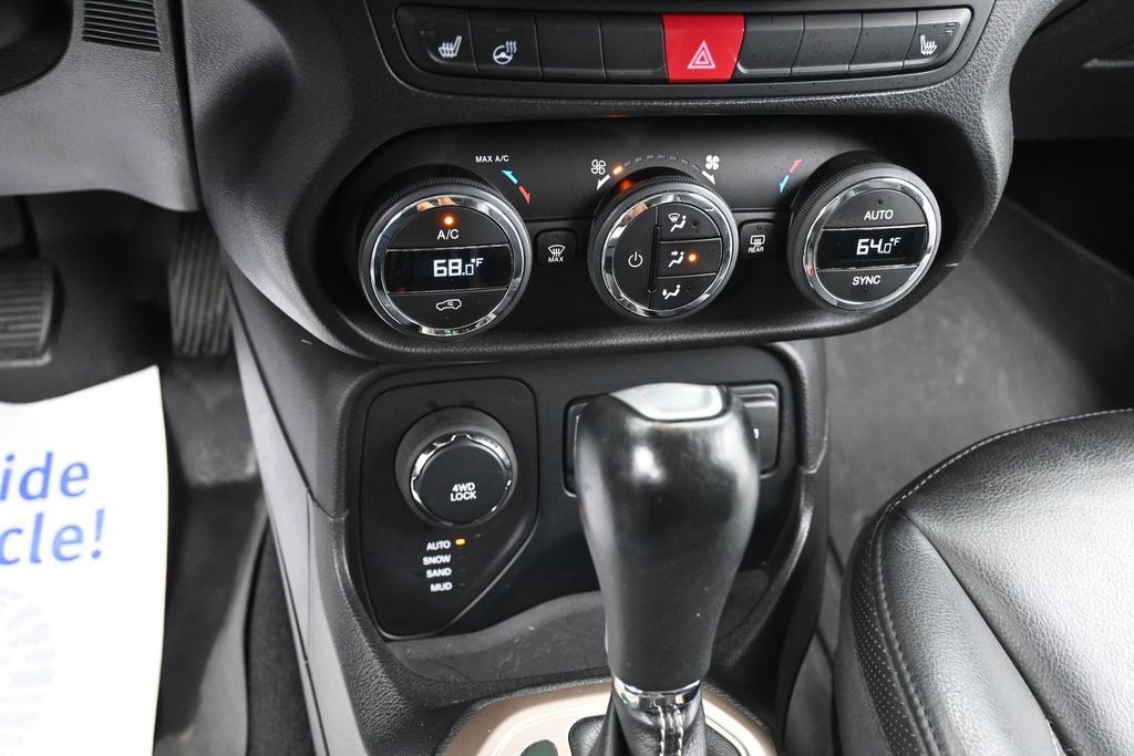 Jeep Renegade Vehicle Full-screen Gallery Image 11