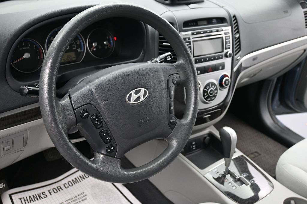 Hyundai Santa Fe Vehicle Full-screen Gallery Image 13