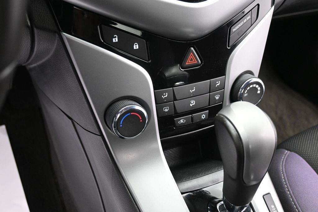 Chevrolet Cruze Vehicle Full-screen Gallery Image 11