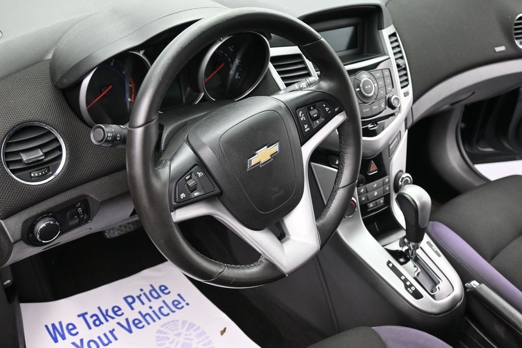 Chevrolet Cruze Vehicle Full-screen Gallery Image 13