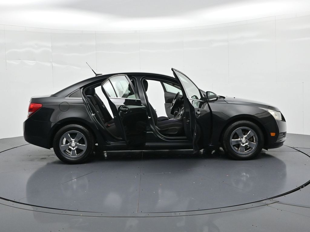 Chevrolet Cruze Vehicle Full-screen Gallery Image 22