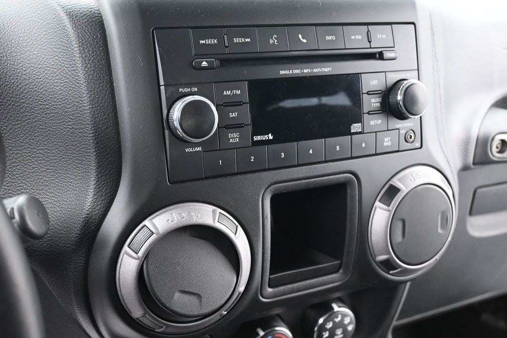 Jeep Wrangler Vehicle Full-screen Gallery Image 10