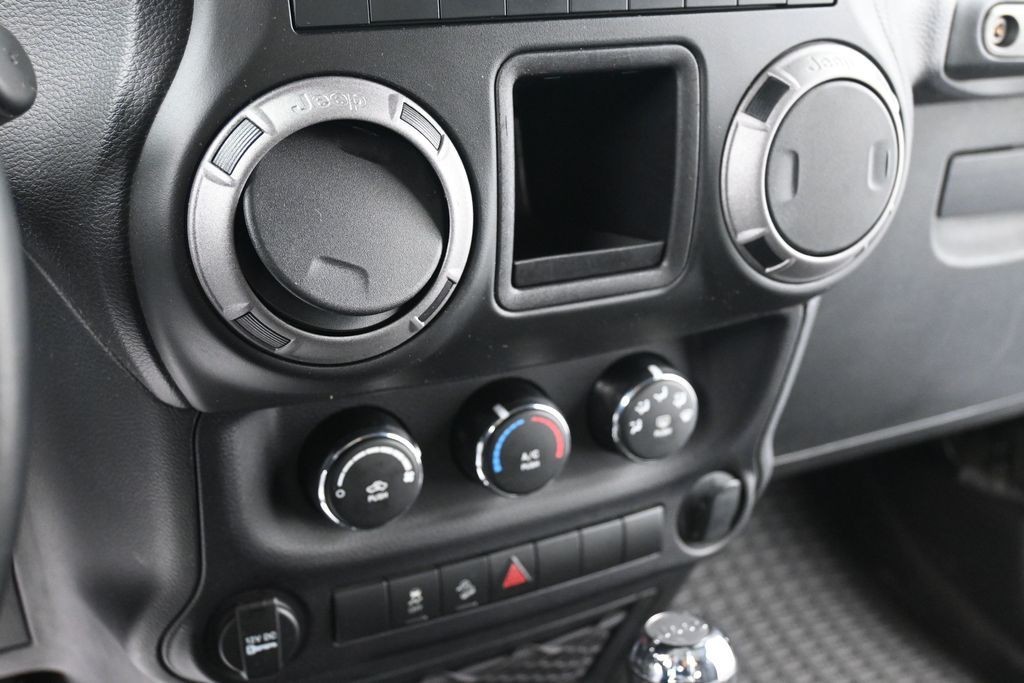 Jeep Wrangler Vehicle Full-screen Gallery Image 11