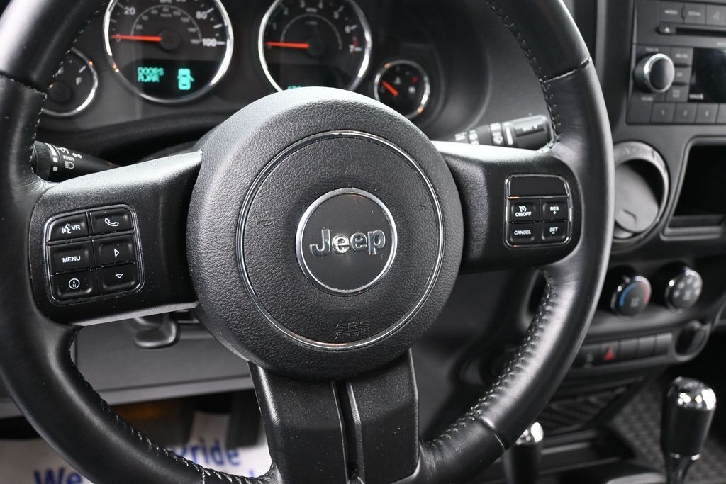 Jeep Wrangler Vehicle Full-screen Gallery Image 12