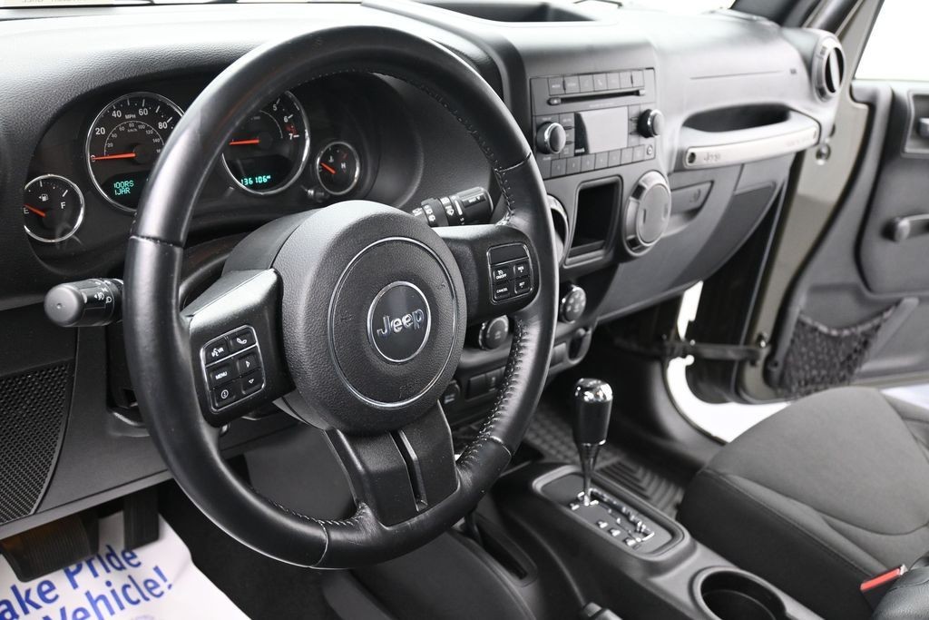 Jeep Wrangler Vehicle Full-screen Gallery Image 13