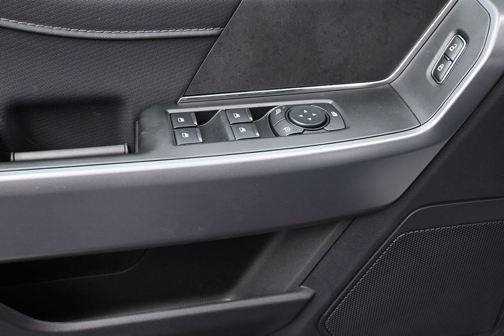 Ford F-150 Vehicle Full-screen Gallery Image 15