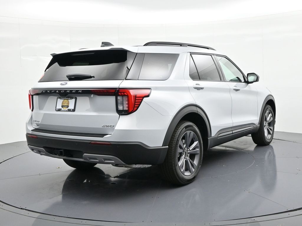 Ford Explorer Vehicle Full-screen Gallery Image 6