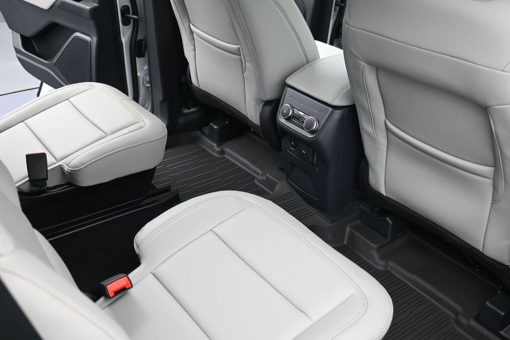Ford Explorer Vehicle Full-screen Gallery Image 10