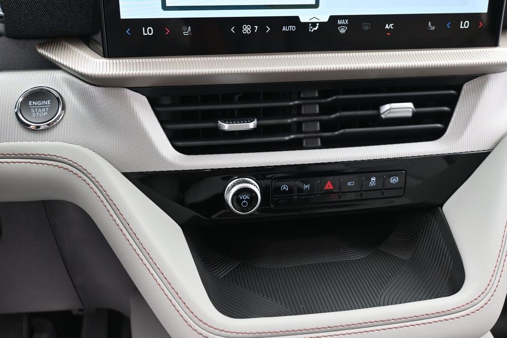 Ford Explorer Vehicle Full-screen Gallery Image 12