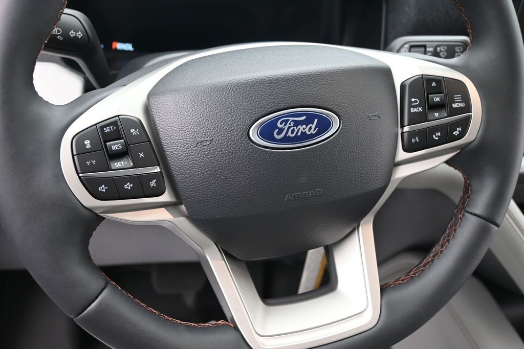 Ford Explorer Vehicle Full-screen Gallery Image 14
