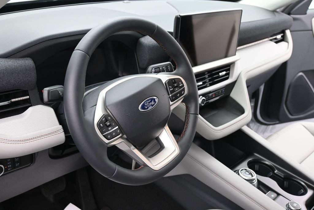 Ford Explorer Vehicle Full-screen Gallery Image 15