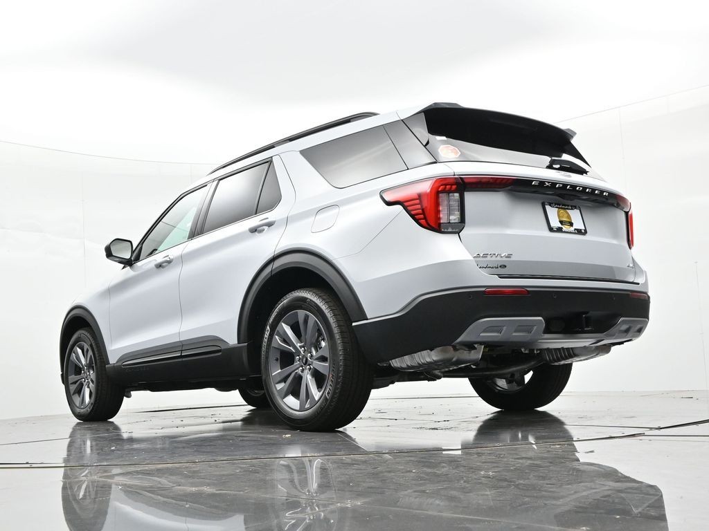 Ford Explorer Vehicle Full-screen Gallery Image 21