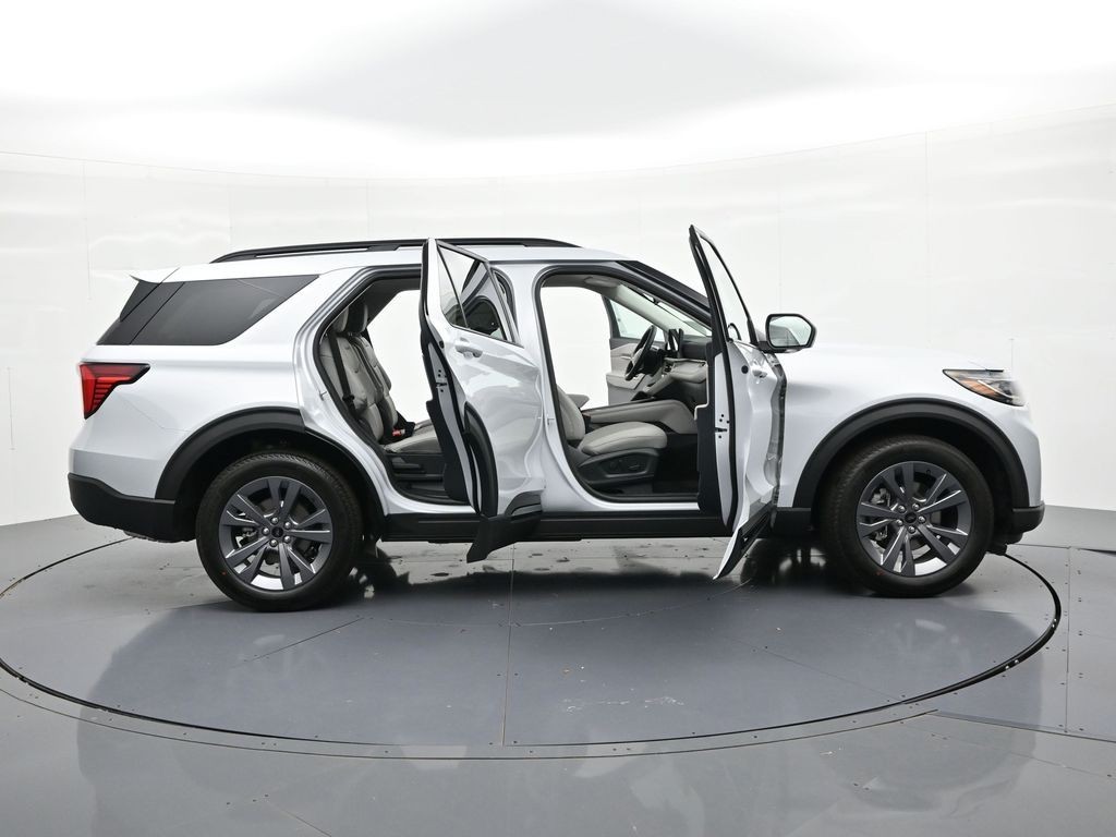 Ford Explorer Vehicle Full-screen Gallery Image 25