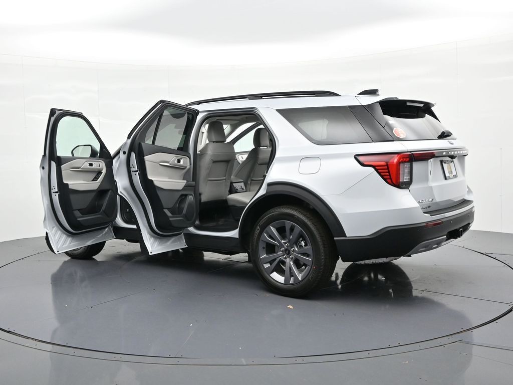 Ford Explorer Vehicle Full-screen Gallery Image 26