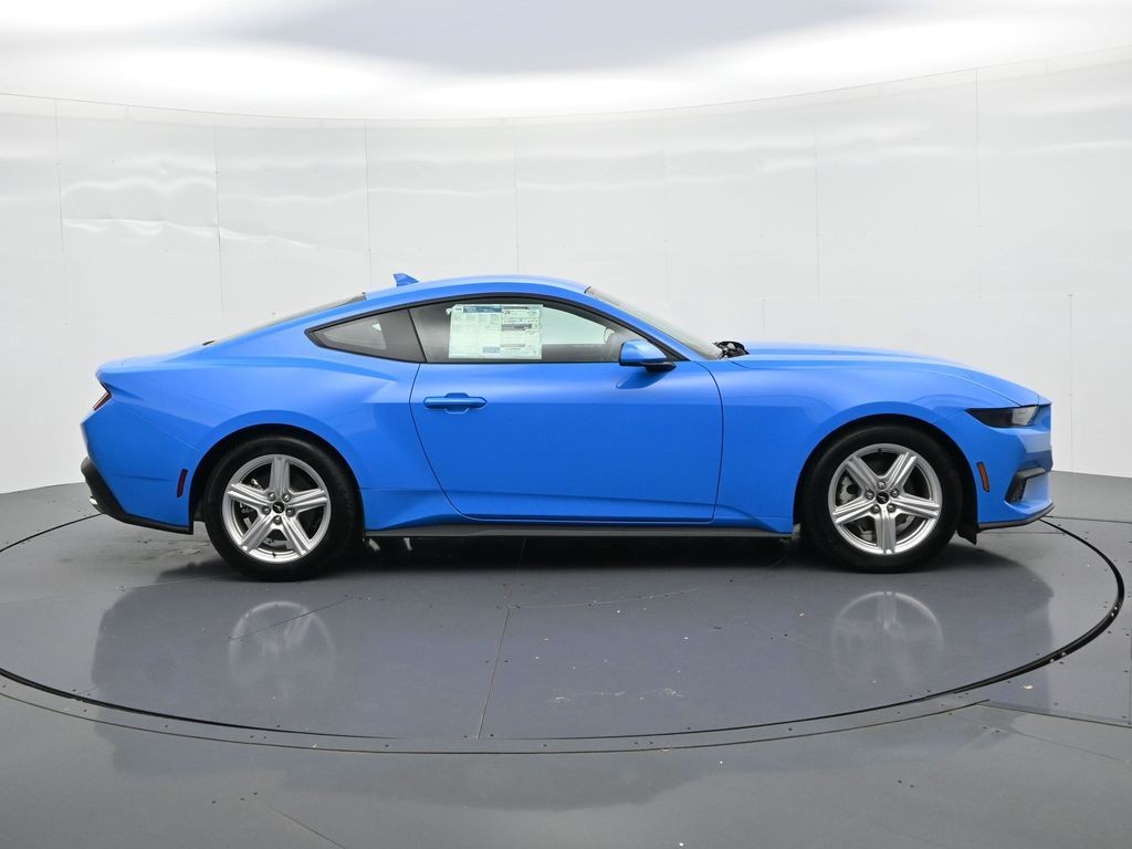 Ford Mustang Vehicle Full-screen Gallery Image 5