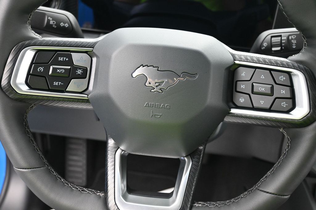 Ford Mustang Vehicle Full-screen Gallery Image 12