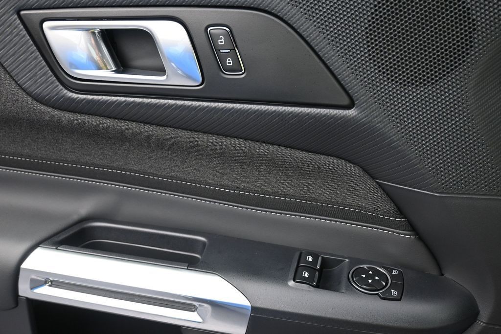 Ford Mustang Vehicle Full-screen Gallery Image 13