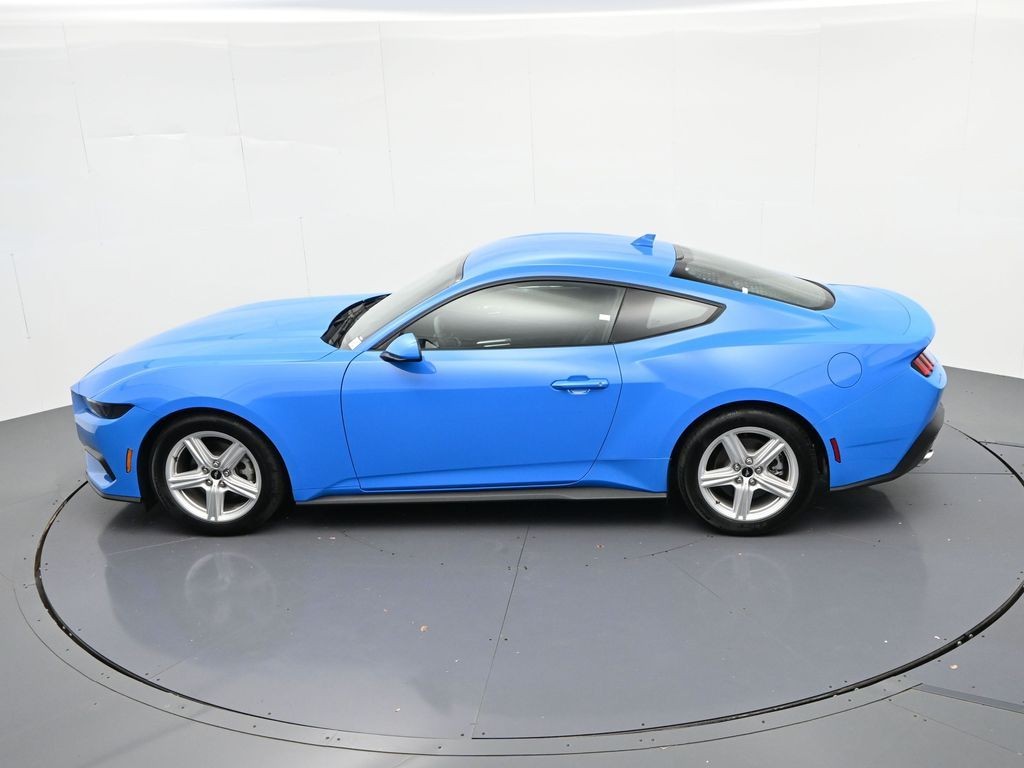 Ford Mustang Vehicle Full-screen Gallery Image 19