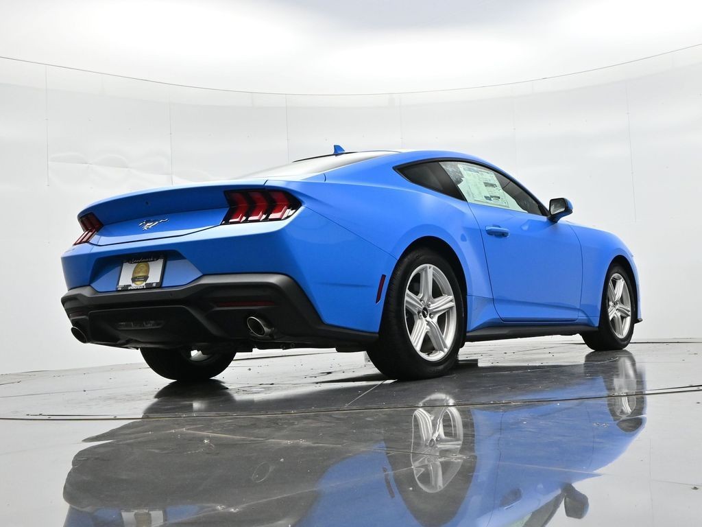 Ford Mustang Vehicle Full-screen Gallery Image 22