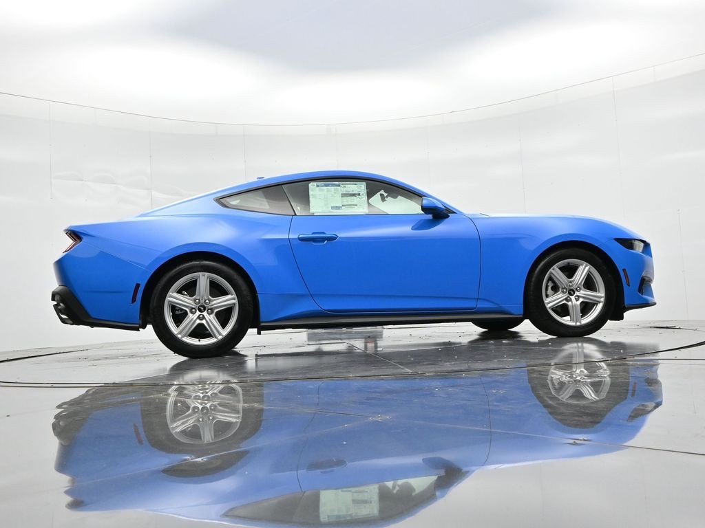 Ford Mustang Vehicle Full-screen Gallery Image 23