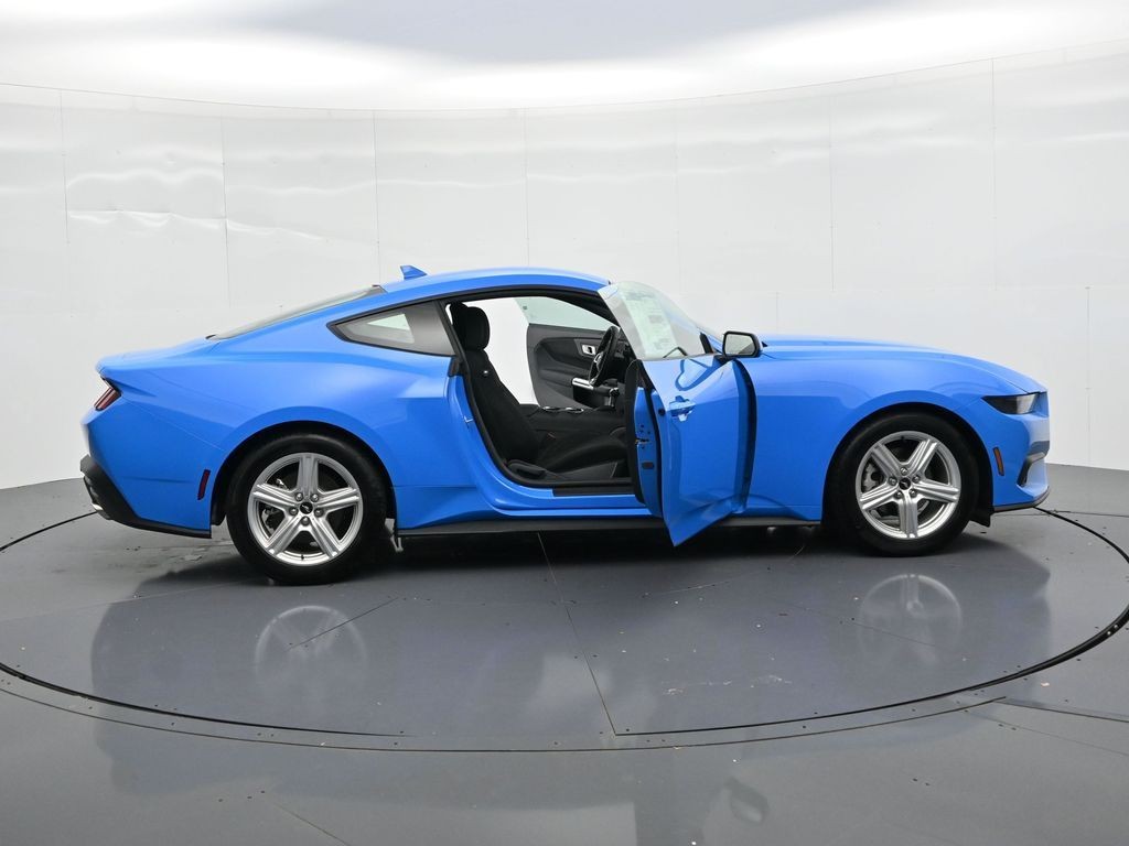 Ford Mustang Vehicle Full-screen Gallery Image 24
