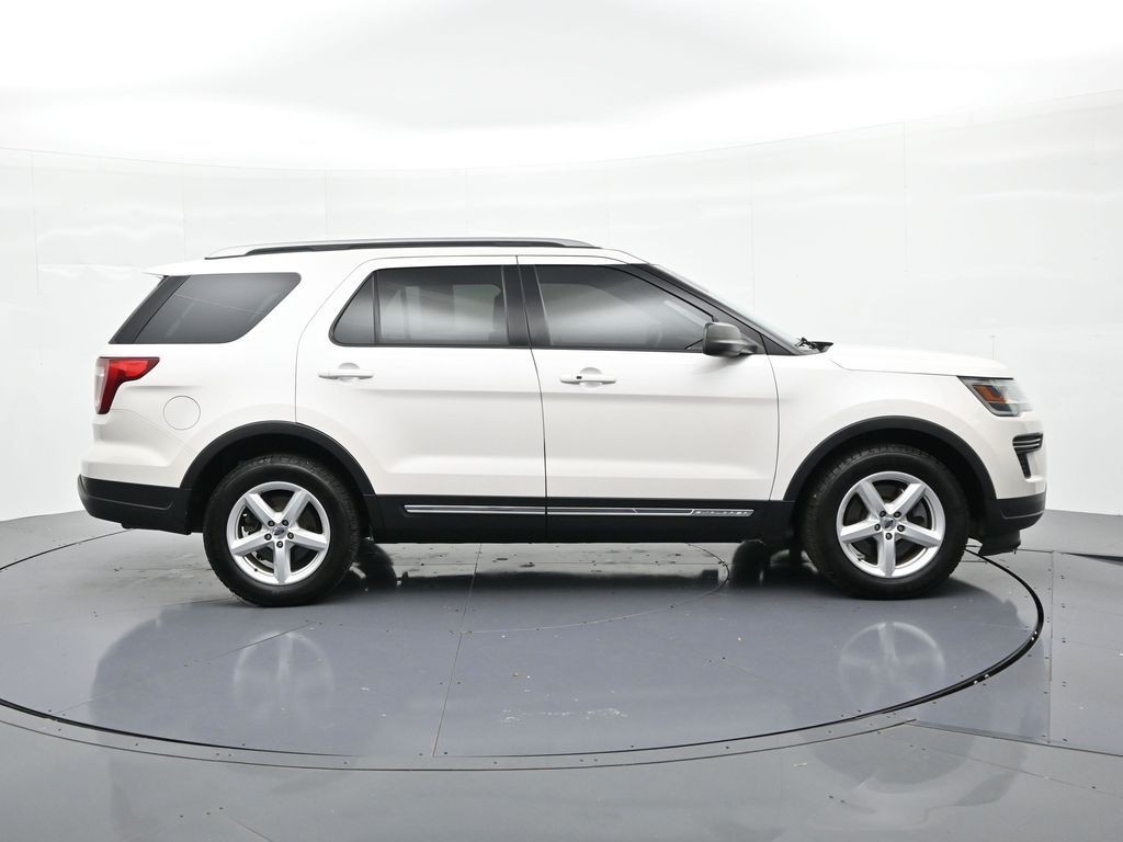 Ford Explorer Vehicle Full-screen Gallery Image 5