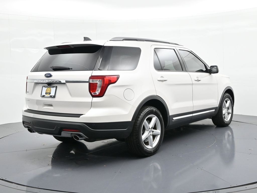 Ford Explorer Vehicle Full-screen Gallery Image 6