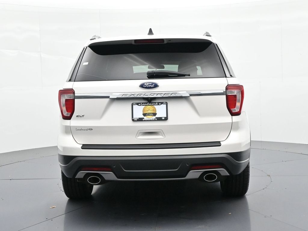 Ford Explorer Vehicle Full-screen Gallery Image 7