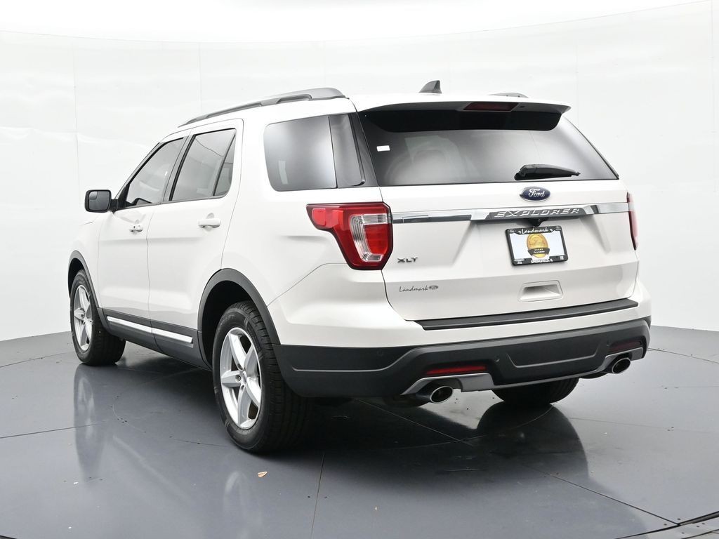 Ford Explorer Vehicle Full-screen Gallery Image 8