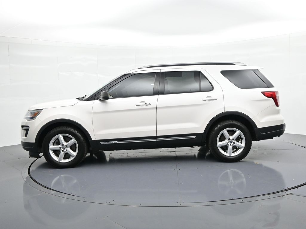 Ford Explorer Vehicle Full-screen Gallery Image 9